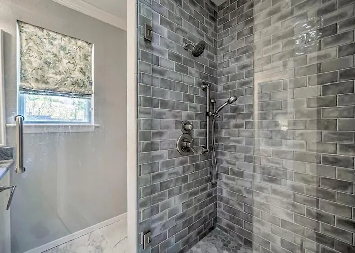 Snowbird-Friendly House With Game Room, Full Kitchen, Balcony & W/D