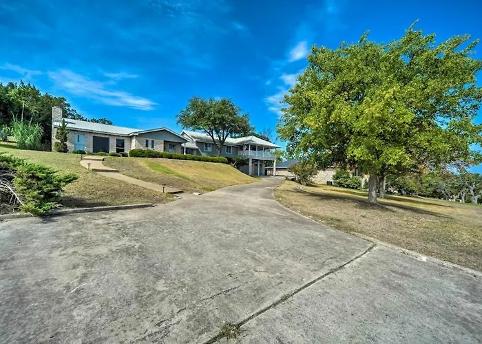 Snowbird-Friendly House With Game Room, Full Kitchen, Balcony & W/D