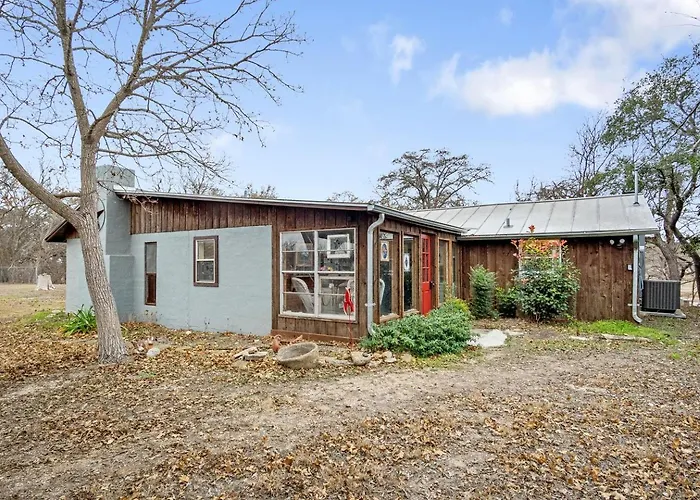Riverbank Escape For Families And Friends With Ping Pong, Guest. Pac-Man, And Cozy Den In Kerrville, Texas